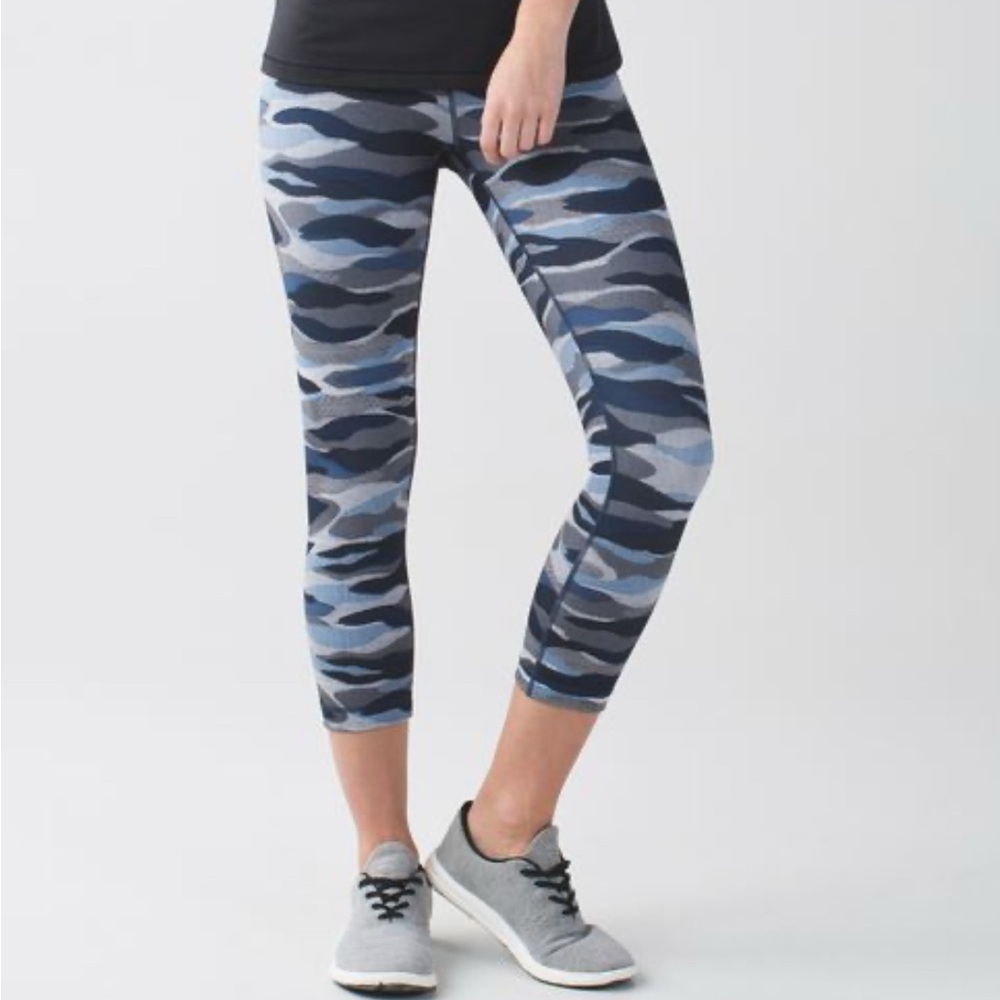 Lululemon cropped high waisted blue camo size 6 light wear.